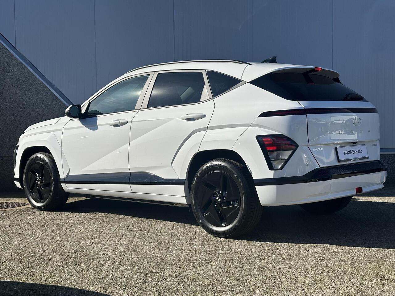 Hyundai Kona Electric 64.8kWh Pure Edition / Navigatie / Apple & Android carplay / Airco / Achteruitrijcamera / Direct Leverbaar
