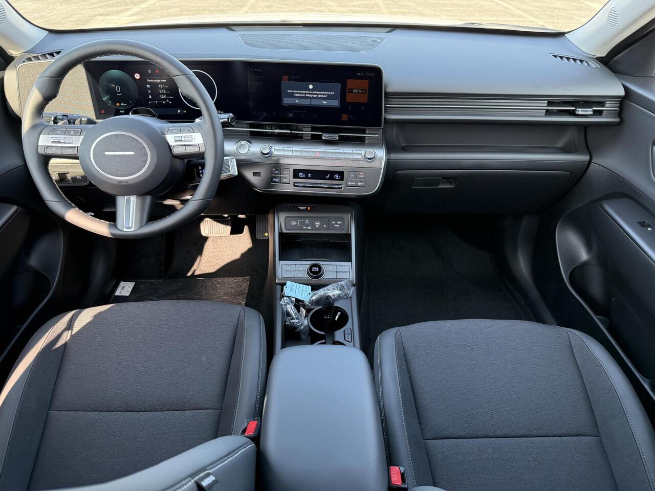 Hyundai Kona 1.6 GDI HEV Comfort Plus / ¤3.500,- Voordeel / Elektrische Achterklep / Stoel Verwarming V+A / Stuur Verwarming / Keyless / Adaptive Cruise / Navigatie / Apple Carplay&Android Auto /