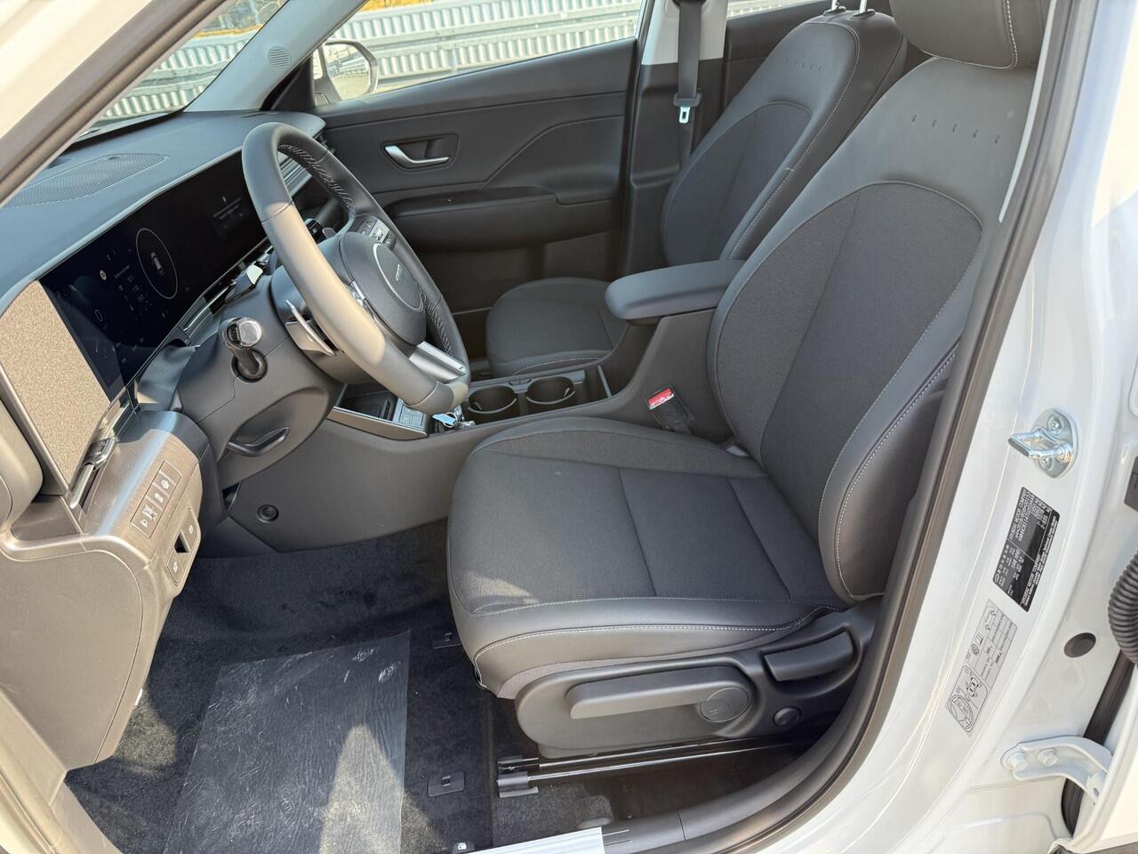 Hyundai Kona 1.6 GDI HEV Comfort Plus / ¤3.500,- Voordeel / Elektrische Achterklep / Stoel Verwarming V+A / Stuur Verwarming / Keyless / Adaptive Cruise / Navigatie / Apple Carplay&Android Auto /