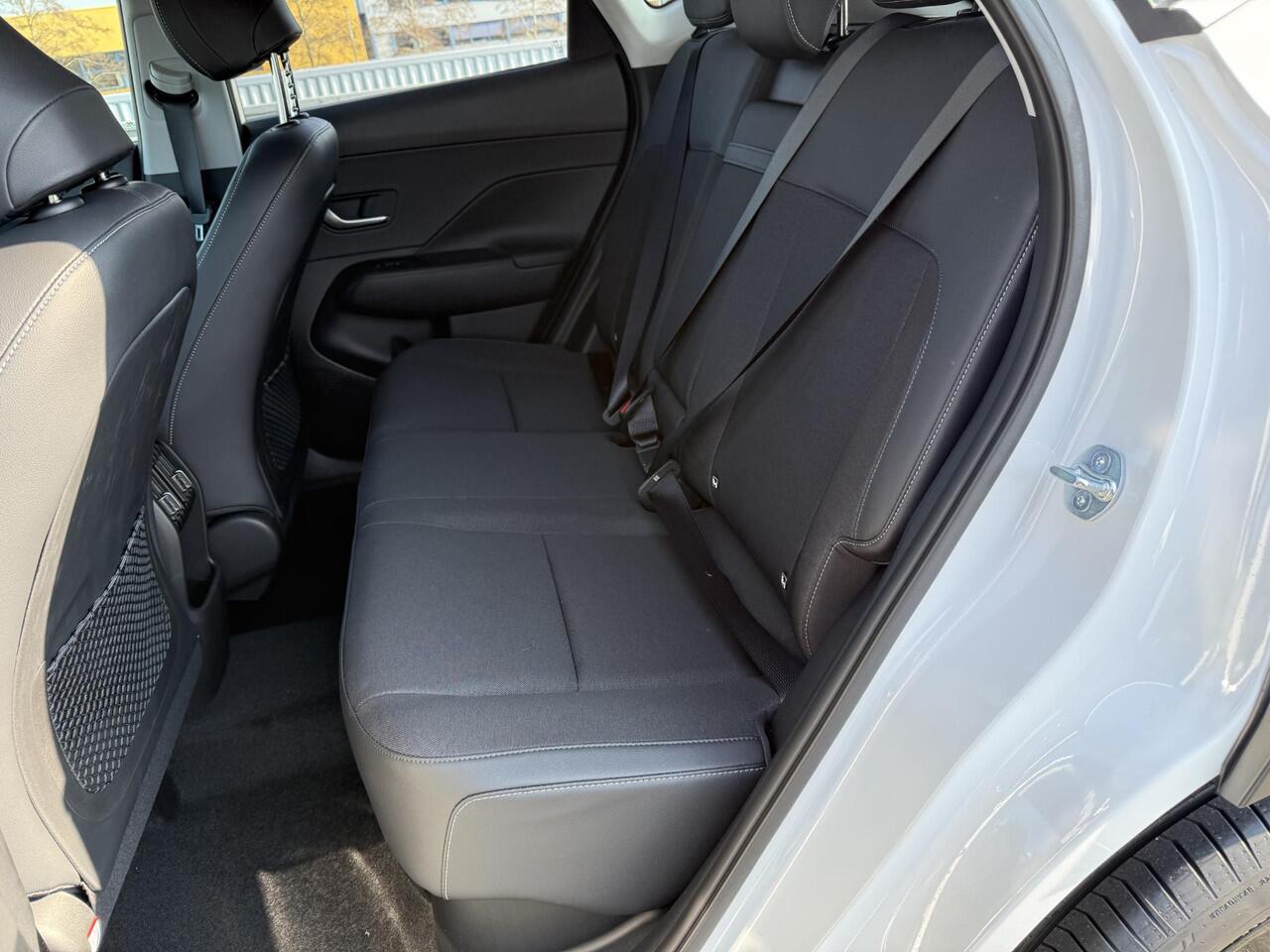 Hyundai Kona 1.6 GDI HEV Comfort Plus / ¤3.500,- Voordeel / Elektrische Achterklep / Stoel Verwarming V+A / Stuur Verwarming / Keyless / Adaptive Cruise / Navigatie / Apple Carplay&Android Auto /