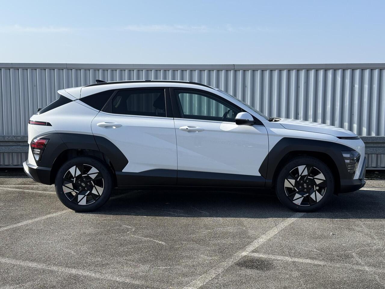 Hyundai Kona 1.6 GDI HEV Comfort Plus / ¤3.500,- Voordeel / Elektrische Achterklep / Stoel Verwarming V+A / Stuur Verwarming / Keyless / Adaptive Cruise / Navigatie / Apple Carplay&Android Auto /