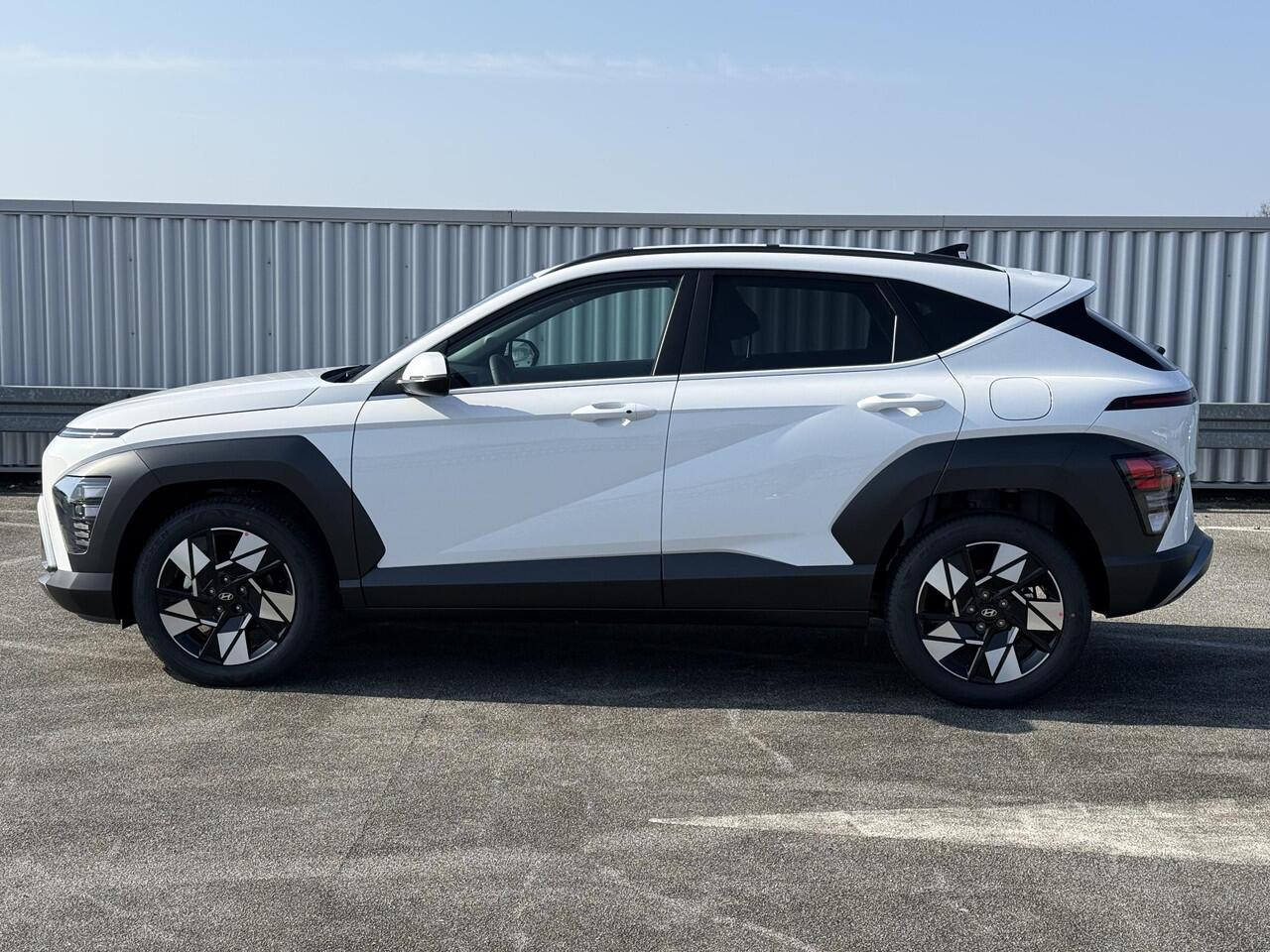 Hyundai Kona 1.6 GDI HEV Comfort Plus / ¤3.500,- Voordeel / Elektrische Achterklep / Stoel Verwarming V+A / Stuur Verwarming / Keyless / Adaptive Cruise / Navigatie / Apple Carplay&Android Auto /
