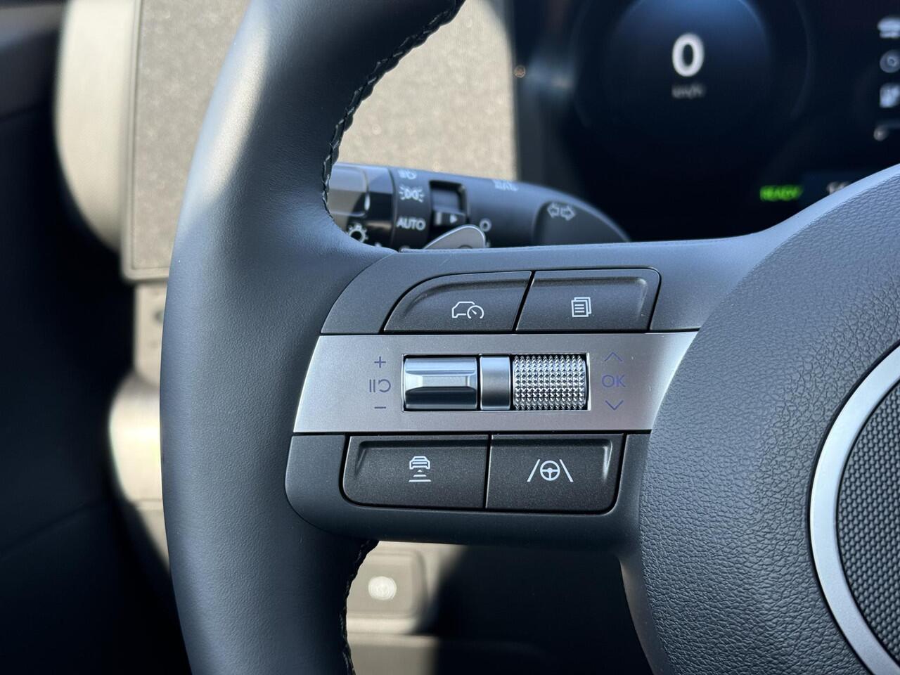 Hyundai Kona 1.6 GDI HEV Comfort Plus / ¤3.500,- Voordeel / Elektrische Achterklep / Stoel Verwarming V+A / Stuur Verwarming / Keyless / Adaptive Cruise / Navigatie / Apple Carplay&Android Auto /
