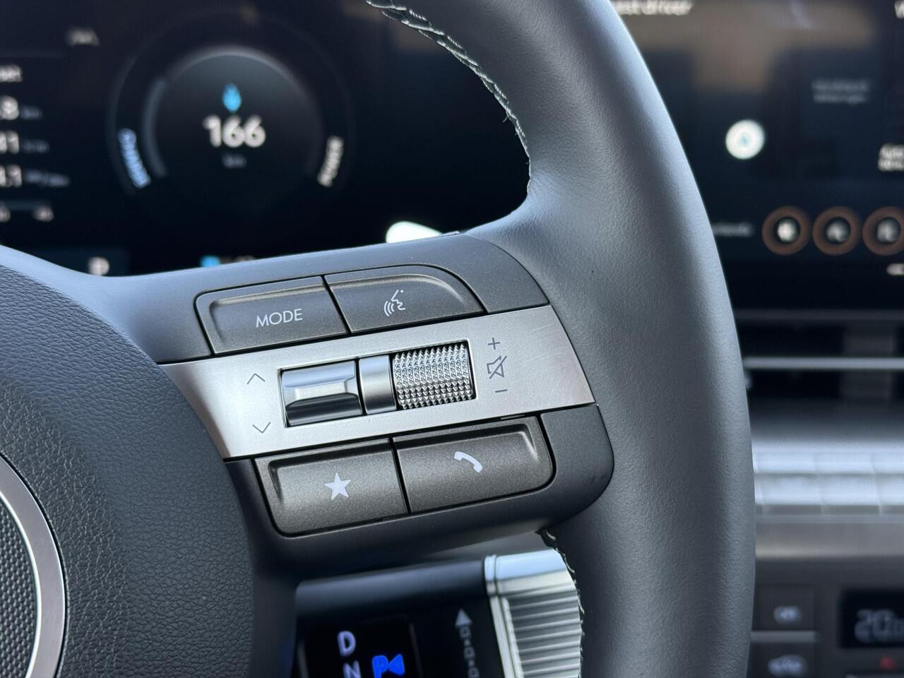 Hyundai Kona 1.6 GDI HEV Comfort Plus / ¤3.500,- Voordeel / Elektrische Achterklep / Stoel Verwarming V+A / Stuur Verwarming / Keyless / Adaptive Cruise / Navigatie / Apple Carplay&Android Auto /