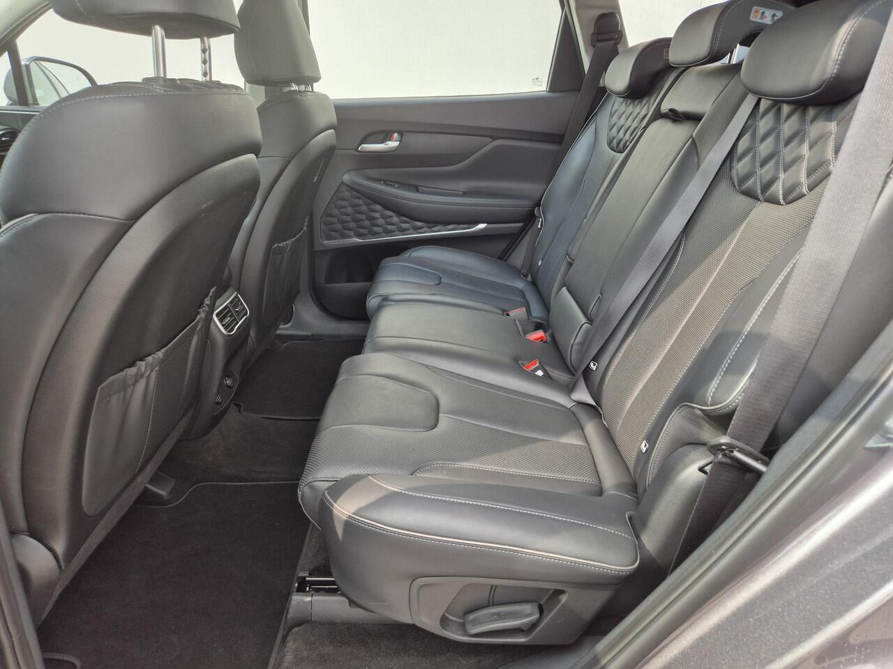 Hyundai SANTA FE 1.6 T-GDI PHEV Plug-in Premium Automaat / Dealer onderhouden / EAER 58km / Apple Carplay Android Auto / Adaptief CC / Achteruitrijcamera / Stuur- Stoel en Achterbankverwarming / Elektrische achterklep / Trekgewicht 1350 / Climate control / kg /