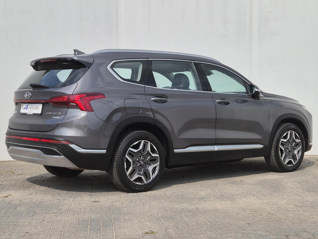 Hyundai SANTA FE 1.6 T-GDI PHEV Plug-in Premium Automaat / Dealer onderhouden / EAER 58km / Apple Carplay Android Auto / Adaptief CC / Achteruitrijcamera / Stuur- Stoel en Achterbankverwarming / Elektrische achterklep / Trekgewicht 1350 / Climate control / kg /