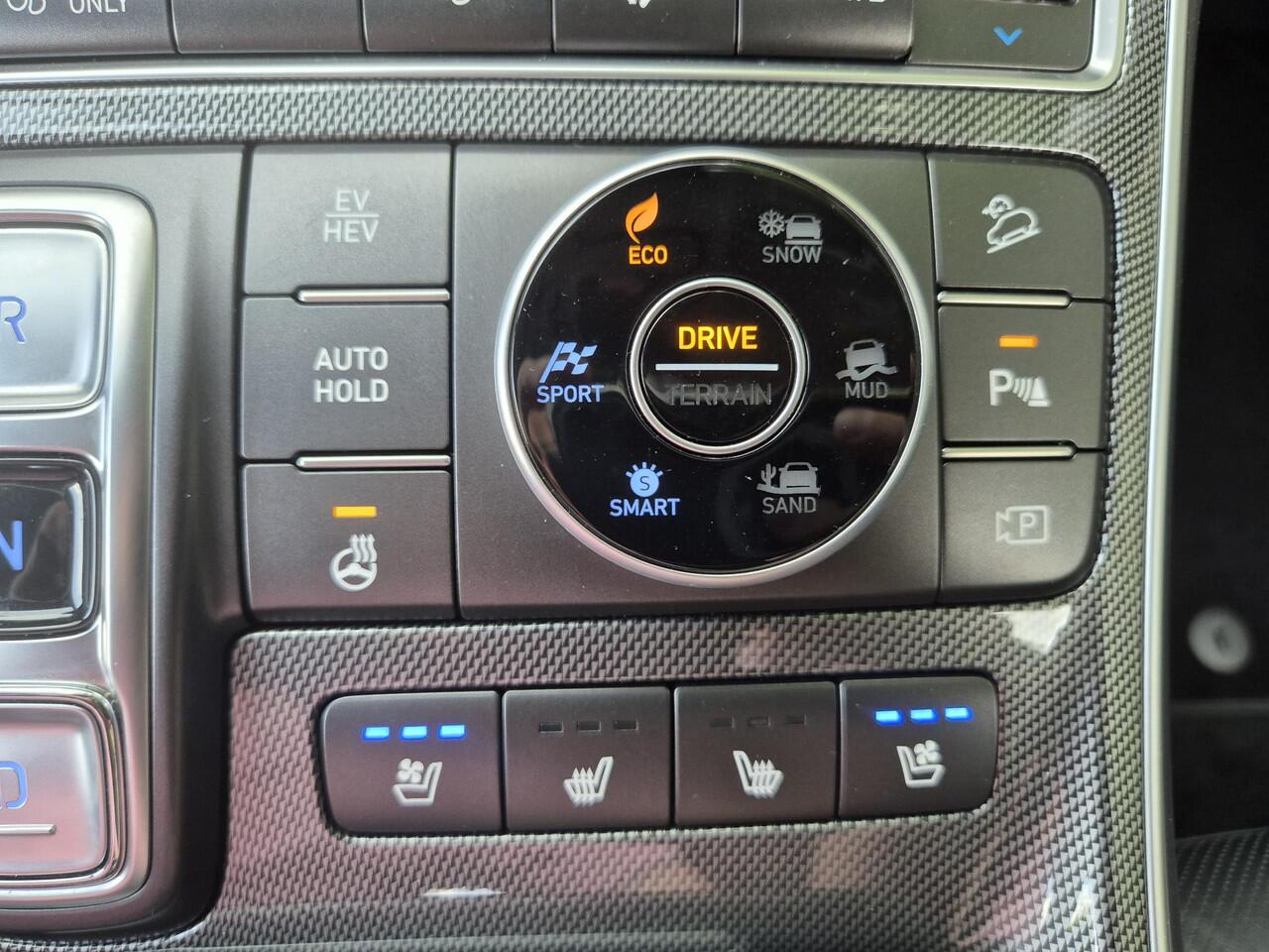 Hyundai SANTA FE 1.6 T-GDI PHEV Plug-in Premium Automaat / Dealer onderhouden / EAER 58km / Apple Carplay Android Auto / Adaptief CC / Achteruitrijcamera / Stuur- Stoel en Achterbankverwarming / Elektrische achterklep / Trekgewicht 1350 / Climate control / kg /