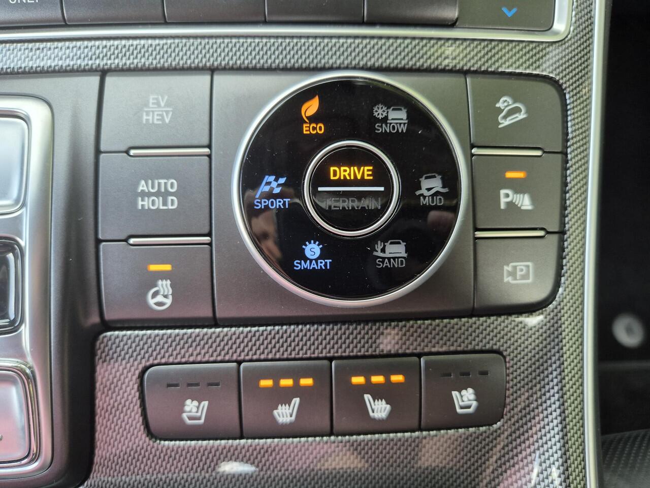 Hyundai SANTA FE 1.6 T-GDI PHEV Plug-in Premium Automaat / Dealer onderhouden / EAER 58km / Apple Carplay Android Auto / Adaptief CC / Achteruitrijcamera / Stuur- Stoel en Achterbankverwarming / Elektrische achterklep / Trekgewicht 1350 / Climate control / kg /