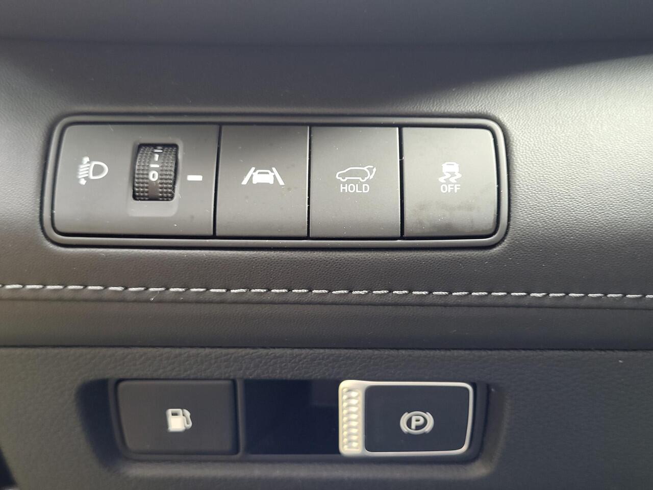 Hyundai SANTA FE 1.6 T-GDI PHEV Premium Sky Automaat / Dealer onderhouden / Afn. trekhaak 1.350 kg / Panoramadak / Navigatie / Lederen bekleding / Stuur-, voor- en achterstoelen verwarmd / 19" / Premium Audio / Apple Carplay / Android Auto