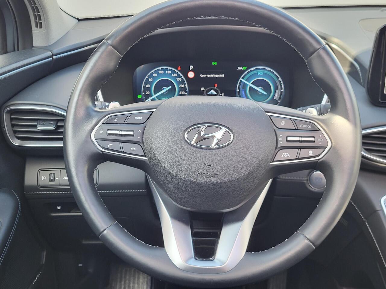 Hyundai SANTA FE 1.6 T-GDI PHEV Premium Sky Automaat / Dealer onderhouden / Afn. trekhaak 1.350 kg / Panoramadak / Navigatie / Lederen bekleding / Stuur-, voor- en achterstoelen verwarmd / 19" / Premium Audio / Apple Carplay / Android Auto