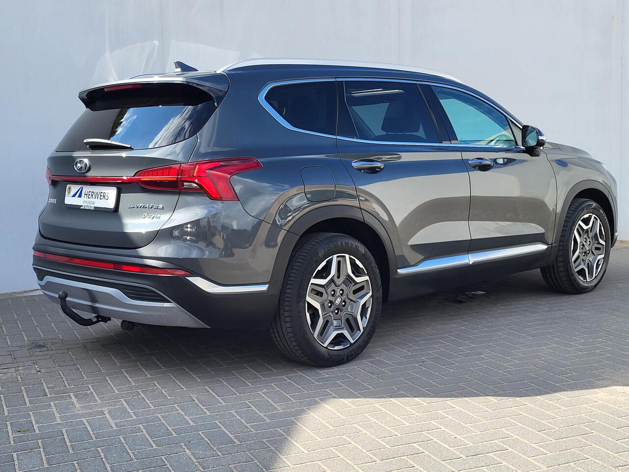 Hyundai SANTA FE 1.6 T-GDI PHEV Premium Sky Automaat / Dealer onderhouden / Afn. trekhaak 1.350 kg / Panoramadak / Navigatie / Lederen bekleding / Stuur-, voor- en achterstoelen verwarmd / 19" / Premium Audio / Apple Carplay / Android Auto
