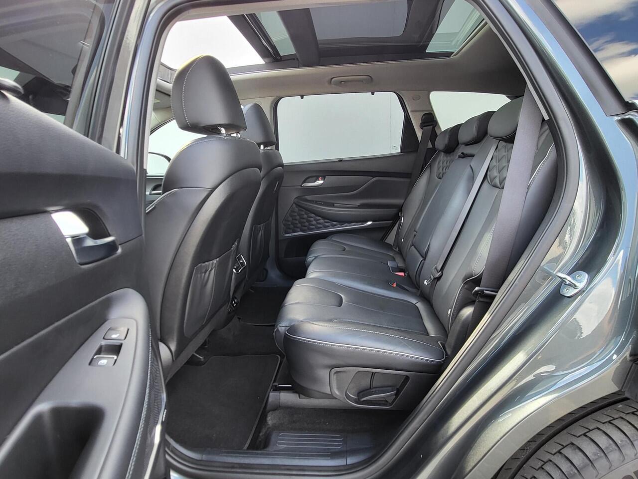 Hyundai SANTA FE 1.6 T-GDI PHEV Premium Sky Automaat / Dealer onderhouden / Afn. trekhaak 1.350 kg / Panoramadak / Navigatie / Lederen bekleding / Stuur-, voor- en achterstoelen verwarmd / 19" / Premium Audio / Apple Carplay / Android Auto
