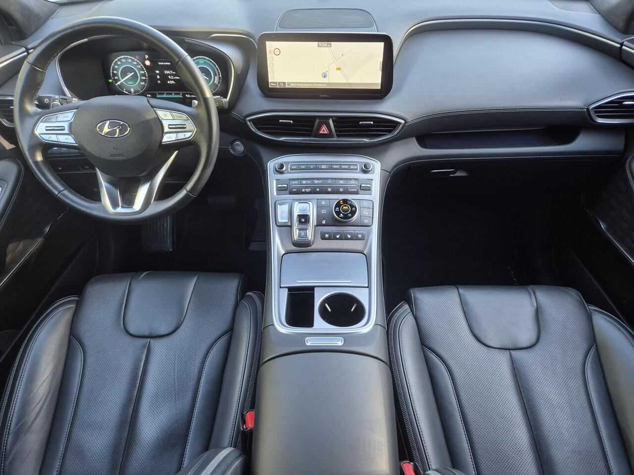 Hyundai SANTA FE 1.6 T-GDI PHEV Plug-in Premium Plus Sky Automaat / HUD / Trekhaak afneembaar / Glazen schuif- en kanteldak / Trekgewicht 1350 kg / Rondomzicht camera / Stuur-, Stoel en Achterbankverwarming / Elektrische achterklep /