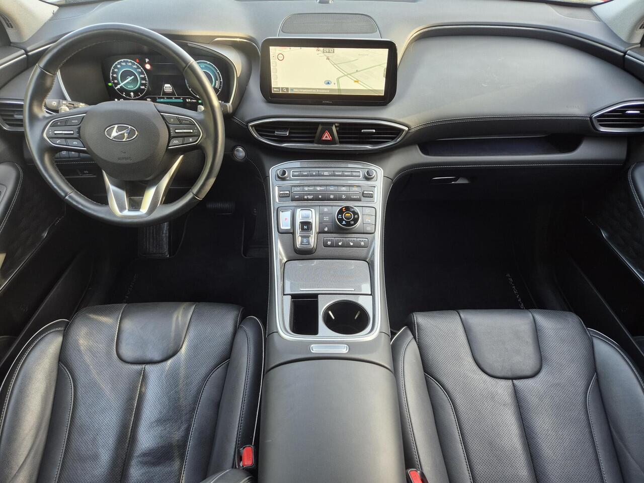 Hyundai SANTA FE 1.6 T-GDI PHEV Plug-in Premium Automaat / HUD / Afn. trekhaak 1.350 kg / EAER 58 km stad 69km / Elektrische achterklep / Stuur-,Stoel en Achterbankverwarming / Adaptief CC / Stoelventilatie / Rondomzicht camera /