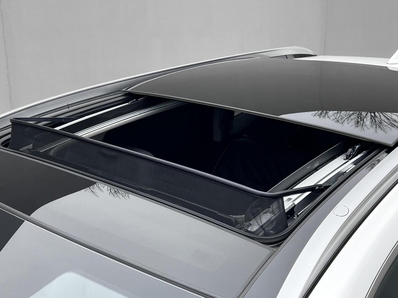 Hyundai SANTA FE 1.6 T-GDI PHEV 265pk Premium Sky 7 P. Automaat / Fabr. garantie tot 09-2027 ** / Zeven persoons / 1.350 kg trekgewicht / EAER 58 km / Schuifdak / Leder / HUD / Navi / Apple Carplay Android / 18" LM wielen /