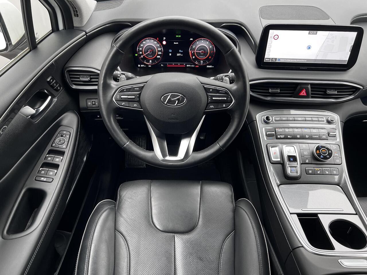 Hyundai SANTA FE 1.6 T-GDI PHEV 265pk Premium Sky 7 P. Automaat / Fabr. garantie tot 09-2027 ** / Zeven persoons / 1.350 kg trekgewicht / EAER 58 km / Schuifdak / Leder / HUD / Navi / Apple Carplay Android / 18" LM wielen /