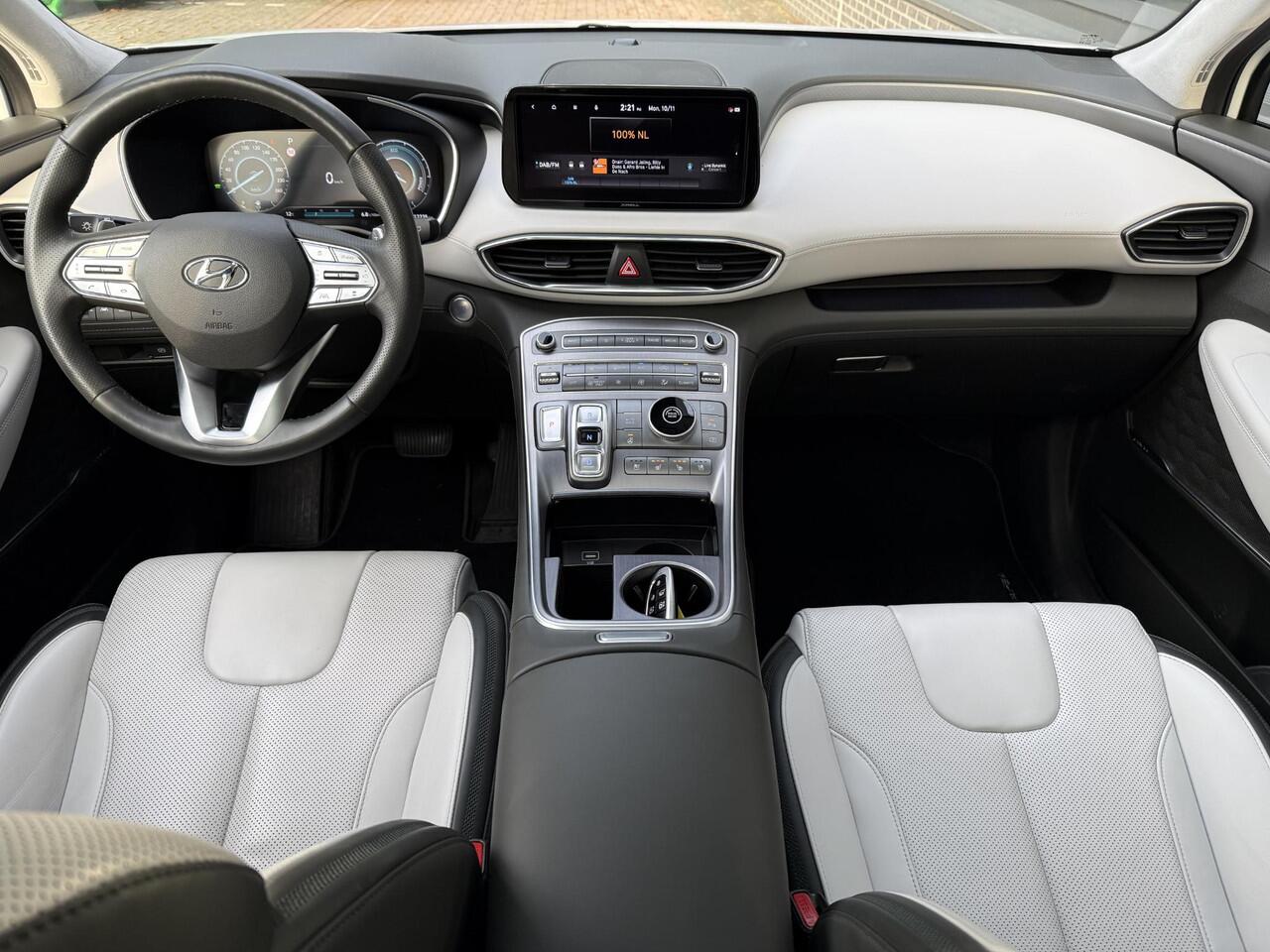 Hyundai SANTA FE 1.6 T-GDI HEV Premium Plus Sky 5P / Navigatie / 1650 trekgewicht / Elektrische stoelverstelling met Geheugenfunctie / Achteruitrijcamera / Stoelverwarming / Schuif- Kantel dak /