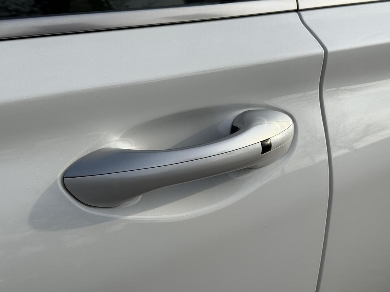 Hyundai SANTA FE 1.6 T-GDI HEV Premium Plus Sky 5P / Navigatie / 1650 trekgewicht / Elektrische stoelverstelling met Geheugenfunctie / Achteruitrijcamera / Stoelverwarming / Schuif- Kantel dak /