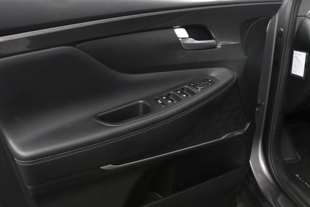 Hyundai SANTA FE 1.6 T-GDI PHEV Comfort Smart AWD | 265PK | Trekhaak | Stoelverwarming | Premium Audio |