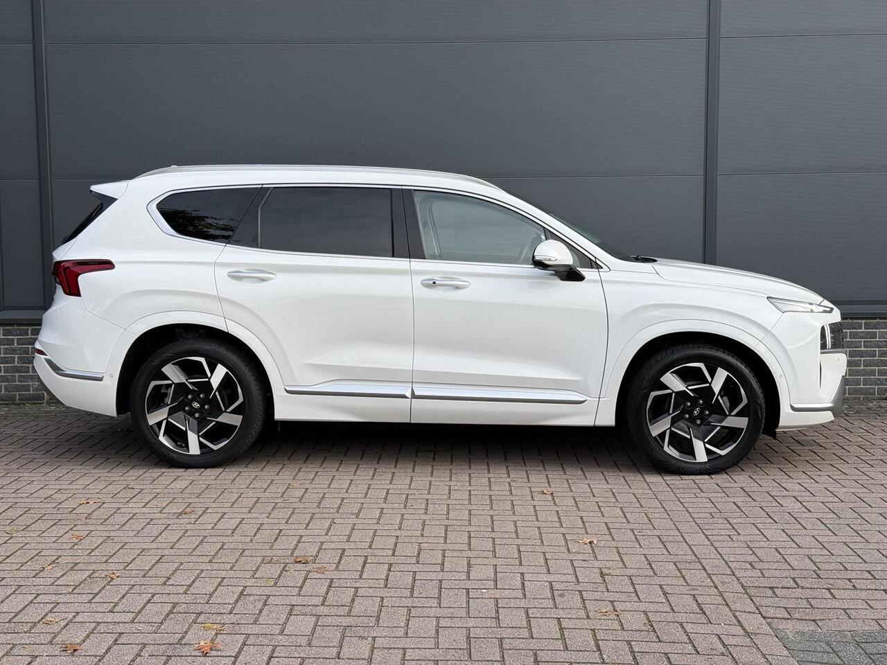 Hyundai SANTA FE 1.6 T-GDI HEV Premium Plus Sky 5P / Navigatie / 1650 trekgewicht / Elektrische stoelverstelling met Geheugenfunctie / Achteruitrijcamera / Stoelverwarming / Schuif- Kantel dak /