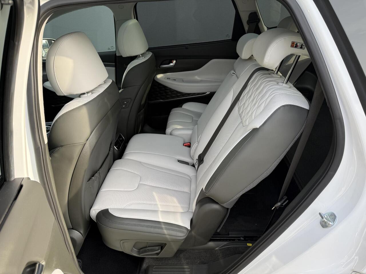 Hyundai SANTA FE 1.6 T-GDI HEV Premium Plus Sky 5P / Navigatie / 1650 trekgewicht / Elektrische stoelverstelling met Geheugenfunctie / Achteruitrijcamera / Stoelverwarming / Schuif- Kantel dak /