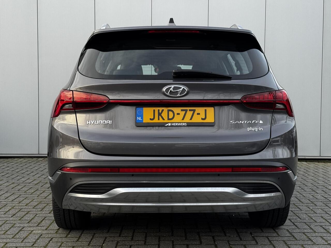 Hyundai SANTA FE 1.6 T-GDI PHEV Plug-in Premium Automaat / AWD / Fabrieksgarantie tot 1/7/2027 / Dealer onderhouden / EAER 58km / Apple Carplay Android Auto / Adaptief CC / Achteruitrijcamera / Stuur- Stoel en Achterbankverwarming / Elektrische achterklep / Trekgewicht 1