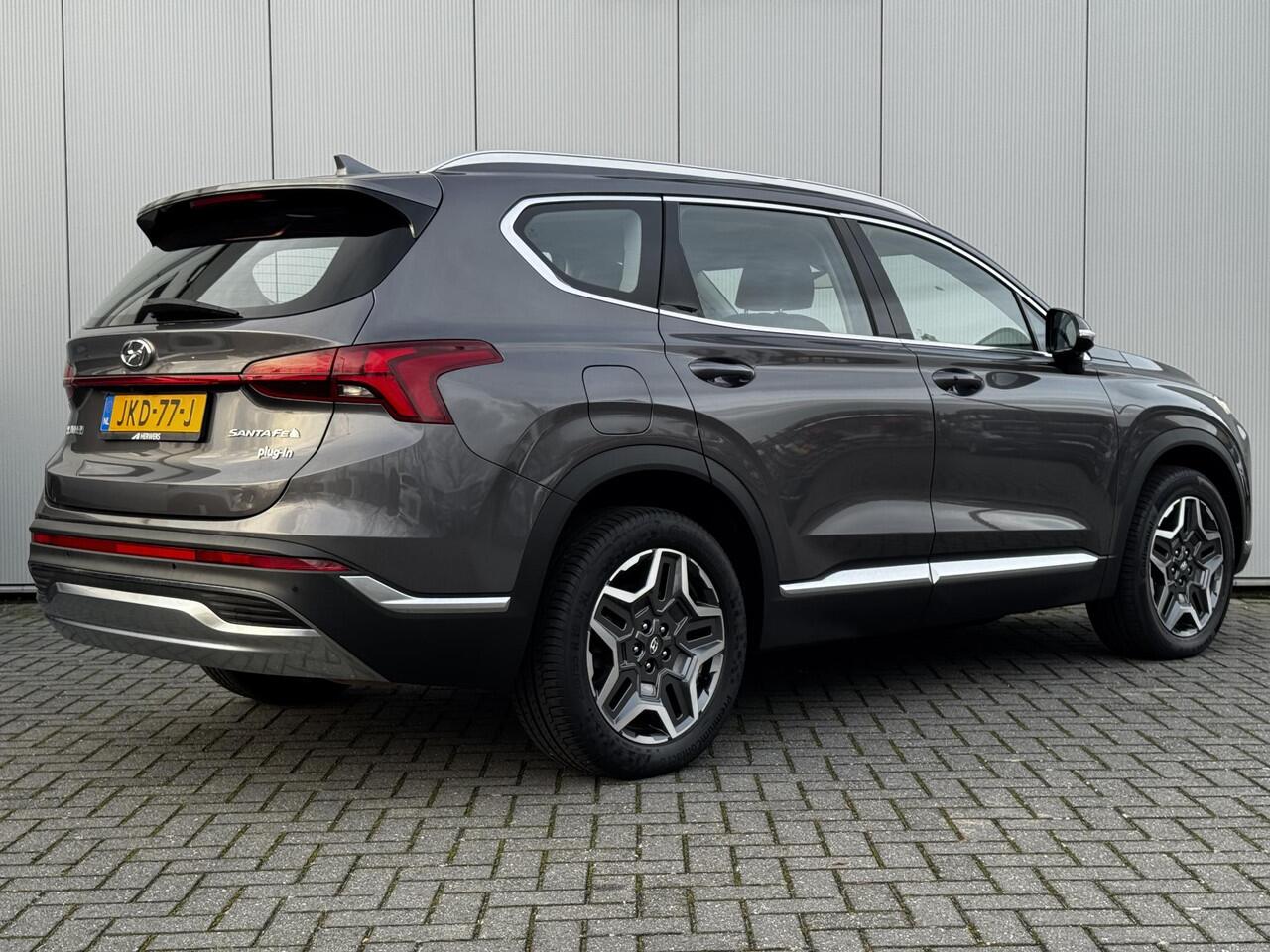 Hyundai SANTA FE 1.6 T-GDI PHEV Plug-in Premium Automaat / AWD / Fabrieksgarantie tot 1/7/2027 / Dealer onderhouden / EAER 58km / Apple Carplay Android Auto / Adaptief CC / Achteruitrijcamera / Stuur- Stoel en Achterbankverwarming / Elektrische achterklep / Trekgewicht 1