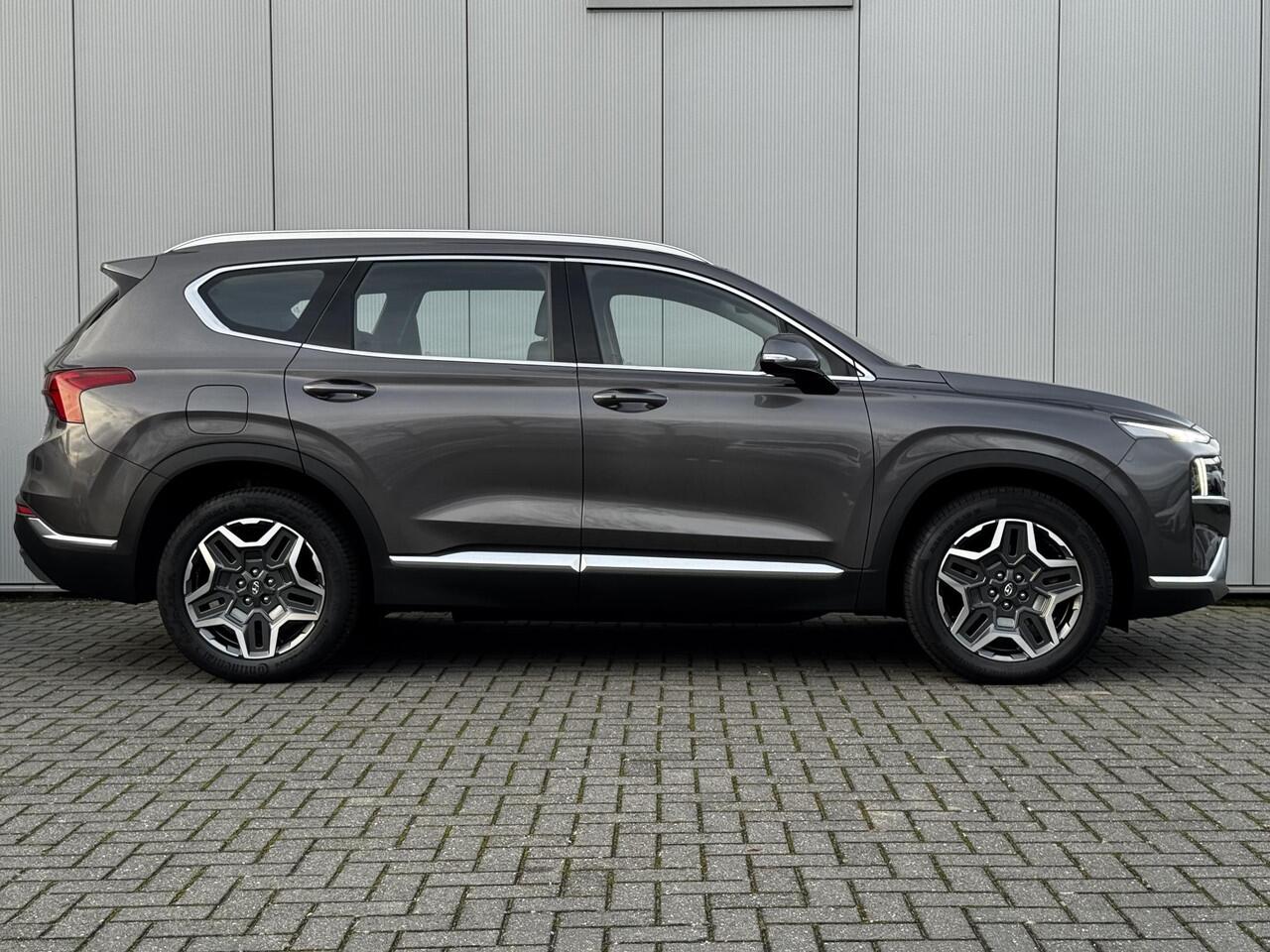 Hyundai SANTA FE 1.6 T-GDI PHEV Plug-in Premium Automaat / AWD / Fabrieksgarantie tot 1/7/2027 / Dealer onderhouden / EAER 58km / Apple Carplay Android Auto / Adaptief CC / Achteruitrijcamera / Stuur- Stoel en Achterbankverwarming / Elektrische achterklep / Trekgewicht 1