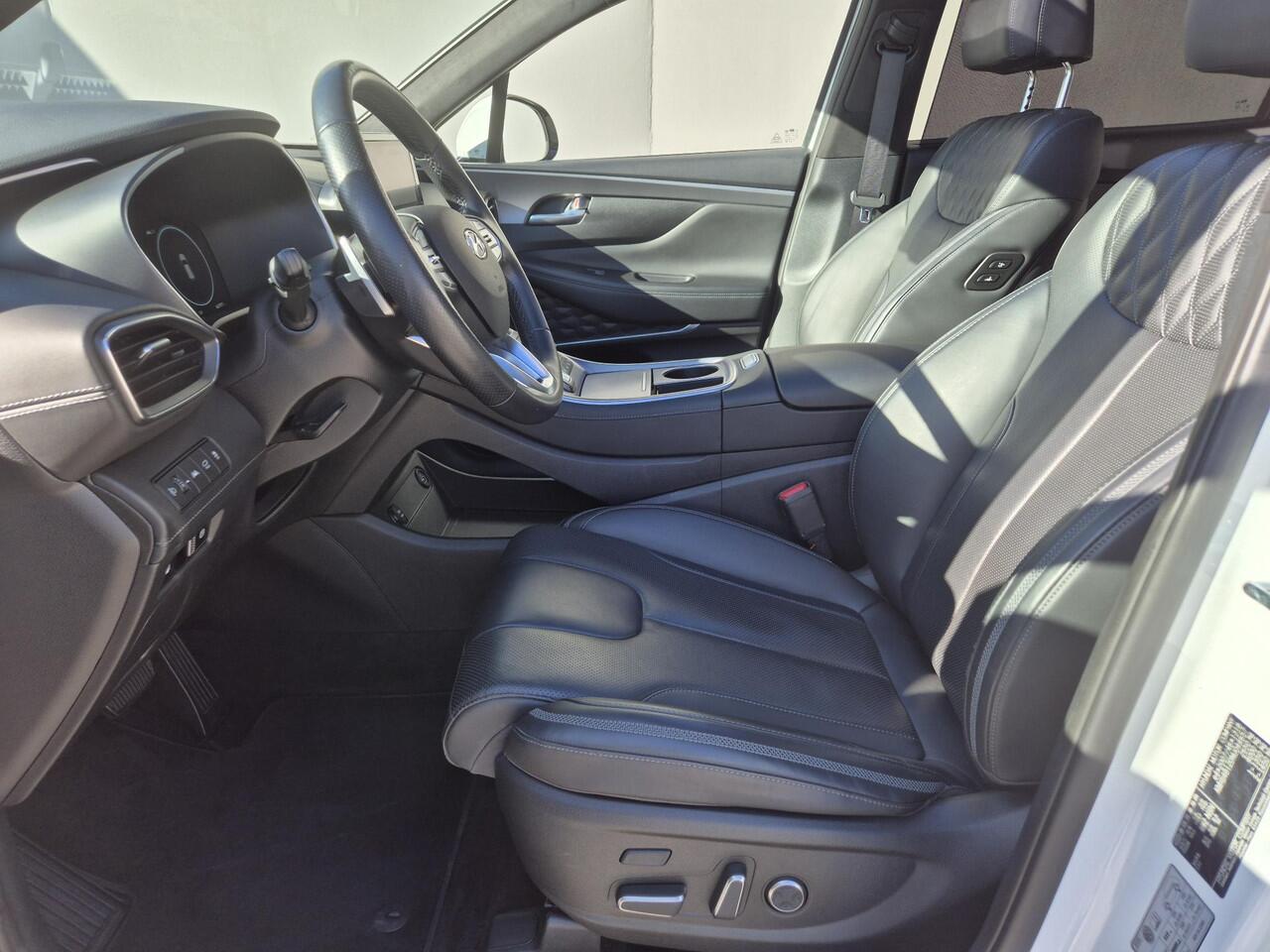 Hyundai SANTA FE 1.6 T-GDI PHEV Plug-in Premium Plus Sky Automaat / SOH 100% / HUD / Trekhaak afneembaar / Glazen schuif- en kanteldak / Trekgewicht 1350 kg / Rondomzicht camera / Stuur-, Stoel en Achterbankverwarming / Elektrische achterklep /