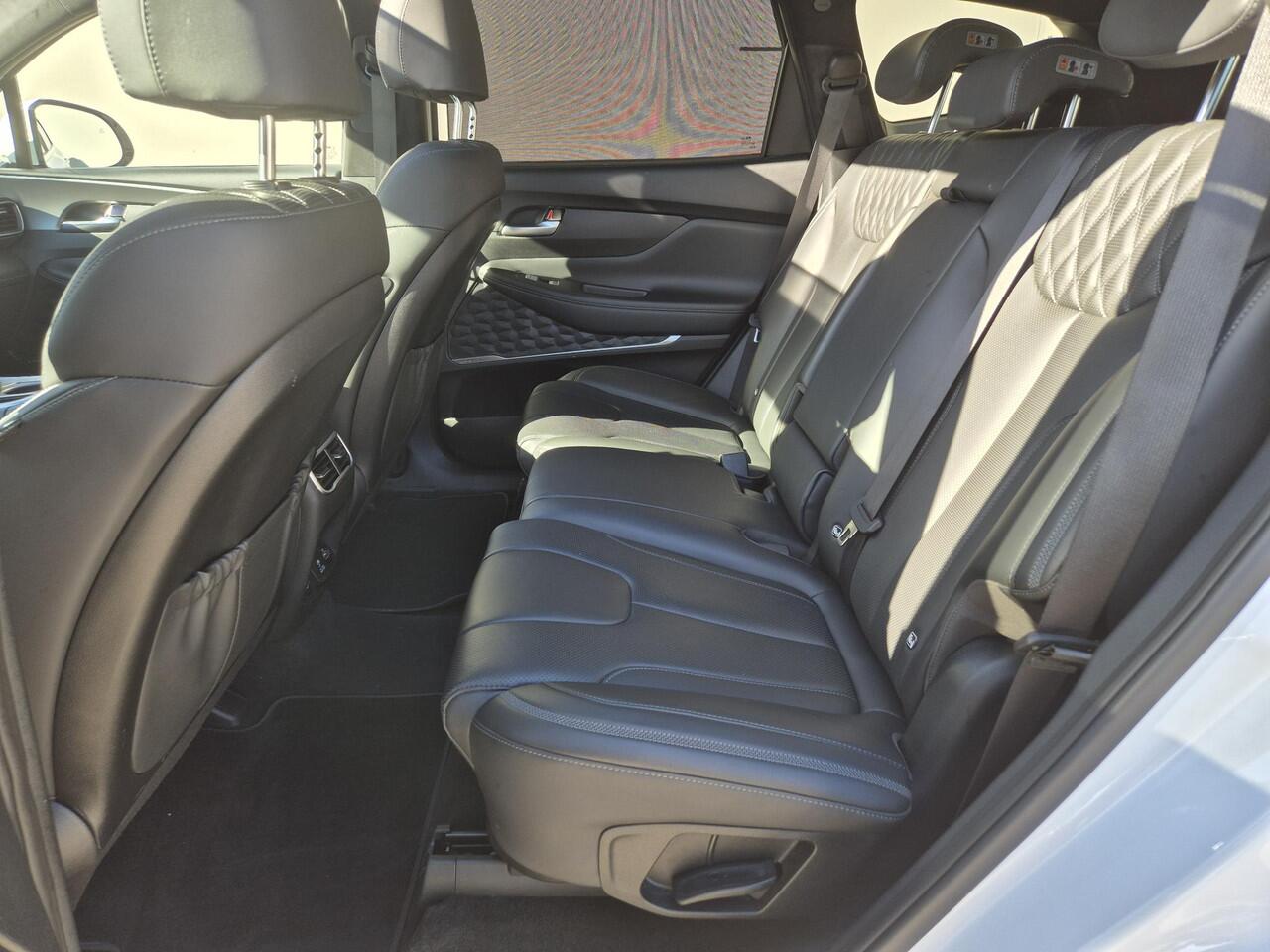 Hyundai SANTA FE 1.6 T-GDI PHEV Plug-in Premium Plus Sky Automaat / SOH 100% / HUD / Trekhaak afneembaar / Glazen schuif- en kanteldak / Trekgewicht 1350 kg / Rondomzicht camera / Stuur-, Stoel en Achterbankverwarming / Elektrische achterklep /