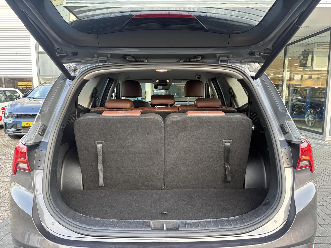 Hyundai SANTA FE 1.6 T-GDI PHEV Premium 7p. | Trekhaak | Leder | 360 Camera | Stoel- Ventilatie & Verwarming |