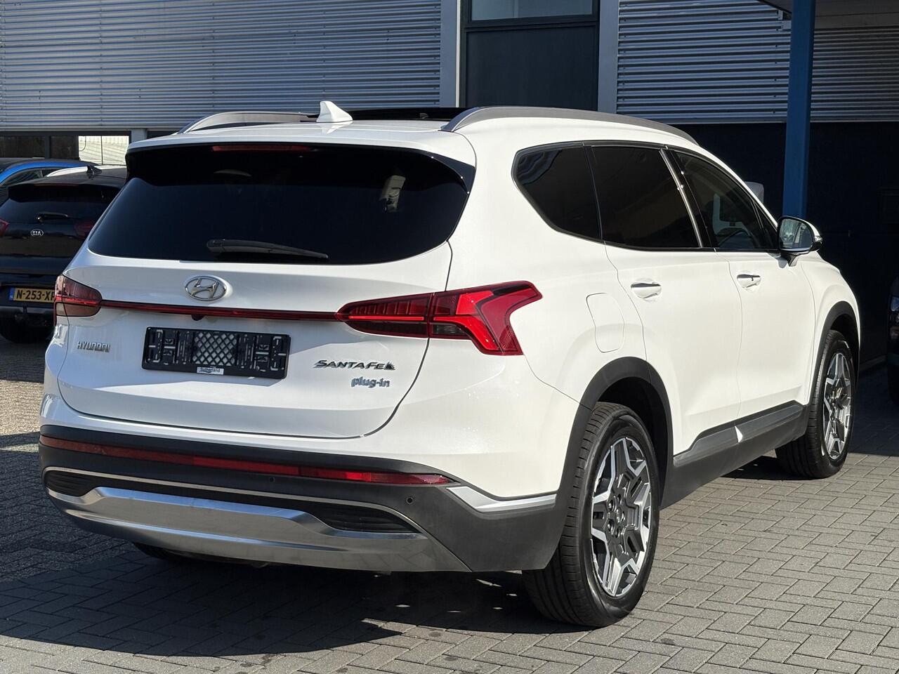 Hyundai SANTA FE 1.6 T-GDI PHEV Premium Sky 7p. | Afneembare trekhaak | Panoramadak | Stoelverwarming | Adaptive cruise control | Camera | KRELL