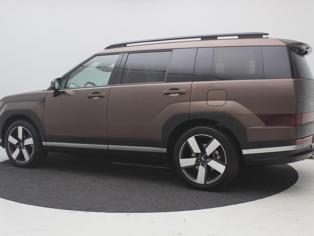 Hyundai SANTA FE 1.6 T-GDI HEV Premium 7-Persoons / Trekhaak Afneembaar / Leder / Stoelverkoeling & Verwarming / 360 Camera / Adaptive Cruise Control / HUD Display / NL Auto / Full Option