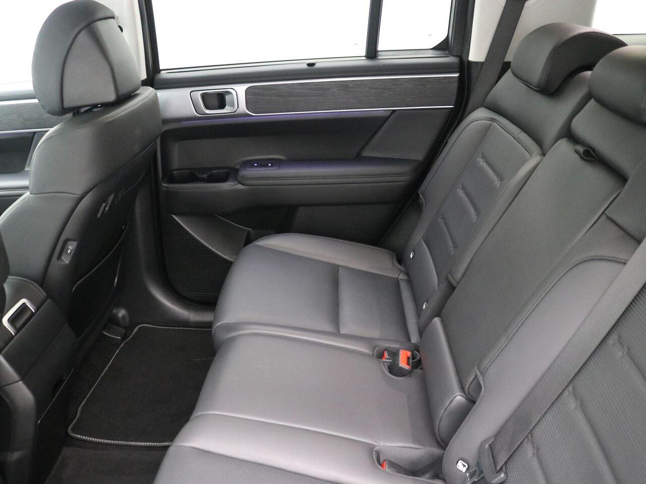 Hyundai SANTA FE 1.6 T-GDI HEV Premium 7-Persoons / Trekhaak Afneembaar / Leder / Stoelverkoeling & Verwarming / 360 Camera / Adaptive Cruise Control / HUD Display / NL Auto / Full Option