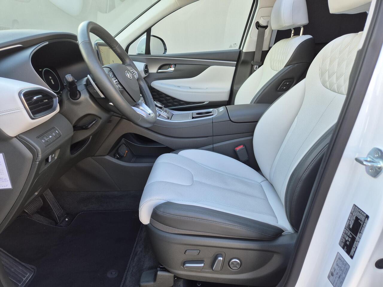 Hyundai SANTA FE 1.6 T-GDI HEV Premium Plus Sky 7p. Automaat / NL Auto / HUD / 7 Persoons / Allseason banden / Trekgewicht 1650 Kg / Stuur-, Stoel en Achterbankverwarming / Elektrische achterklep / Glazen schuif- en kanteldak / Stoelventilatie /