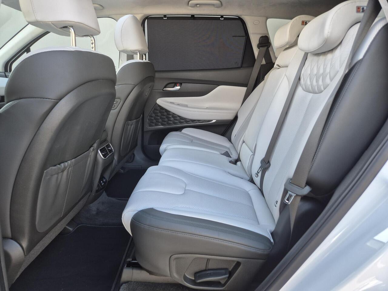 Hyundai SANTA FE 1.6 T-GDI HEV Premium Plus Sky 7p. Automaat / NL Auto / HUD / 7 Persoons / Allseason banden / Trekgewicht 1650 Kg / Stuur-, Stoel en Achterbankverwarming / Elektrische achterklep / Glazen schuif- en kanteldak / Stoelventilatie /