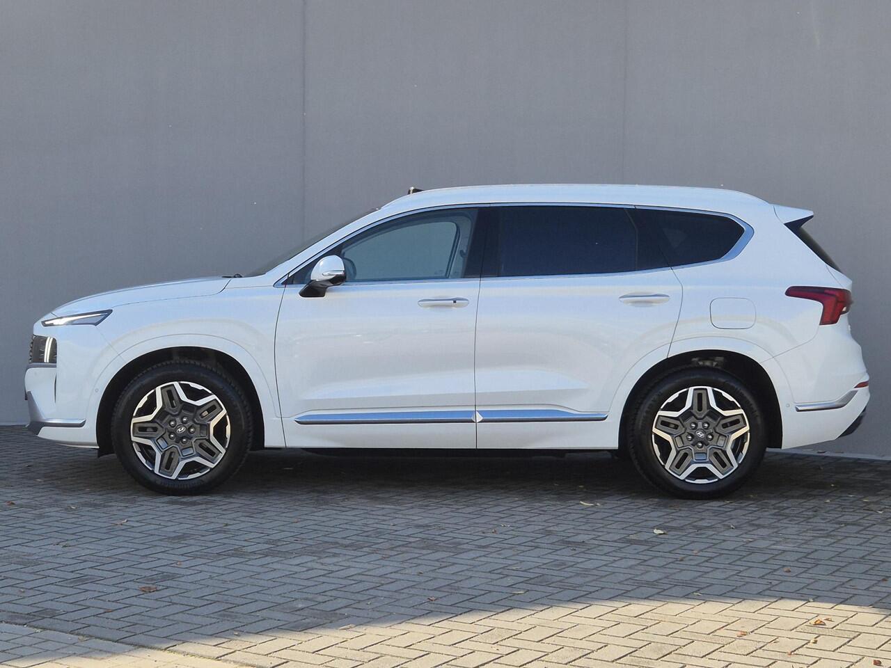 Hyundai SANTA FE 1.6 T-GDI HEV Premium Plus Sky 7p. Automaat / NL Auto / HUD / 7 Persoons / Allseason banden / Trekgewicht 1650 Kg / Stuur-, Stoel en Achterbankverwarming / Elektrische achterklep / Glazen schuif- en kanteldak / Stoelventilatie /