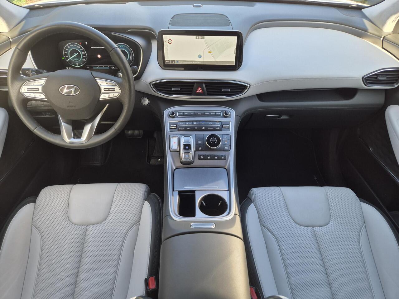 Hyundai SANTA FE 1.6 T-GDI HEV Premium Plus Sky 7p. Automaat / NL Auto / HUD / 7 Persoons / Allseason banden / Trekgewicht 1650 Kg / Stuur-, Stoel en Achterbankverwarming / Elektrische achterklep / Glazen schuif- en kanteldak / Stoelventilatie /