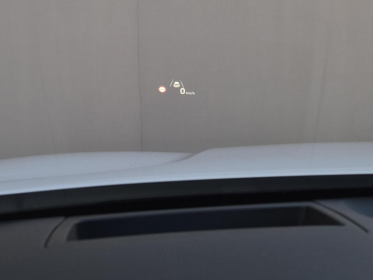 Hyundai SANTA FE 1.6 T-GDI HEV Premium Plus Sky 7p. Automaat / NL Auto / HUD / 7 Persoons / Allseason banden / Trekgewicht 1650 Kg / Stuur-, Stoel en Achterbankverwarming / Elektrische achterklep / Glazen schuif- en kanteldak / Stoelventilatie /