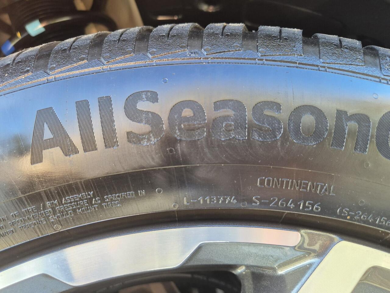 Hyundai SANTA FE 1.6 T-GDI HEV Premium Plus Sky 7p. Automaat / NL Auto / HUD / 7 Persoons / Allseason banden / Trekgewicht 1650 Kg / Stuur-, Stoel en Achterbankverwarming / Elektrische achterklep / Glazen schuif- en kanteldak / Stoelventilatie /