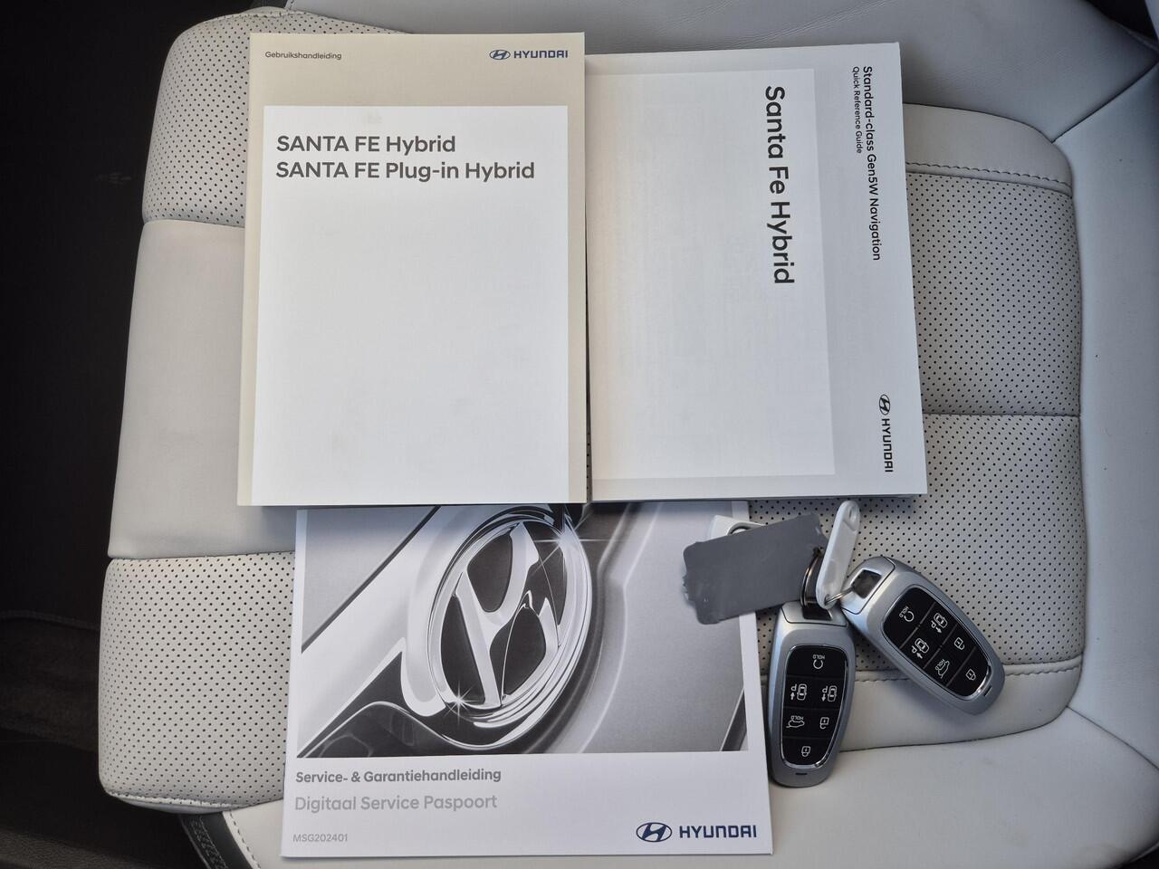 Hyundai SANTA FE 1.6 T-GDI HEV Premium Plus Sky 7p. Automaat / NL Auto / HUD / 7 Persoons / Allseason banden / Trekgewicht 1650 Kg / Stuur-, Stoel en Achterbankverwarming / Elektrische achterklep / Glazen schuif- en kanteldak / Stoelventilatie /