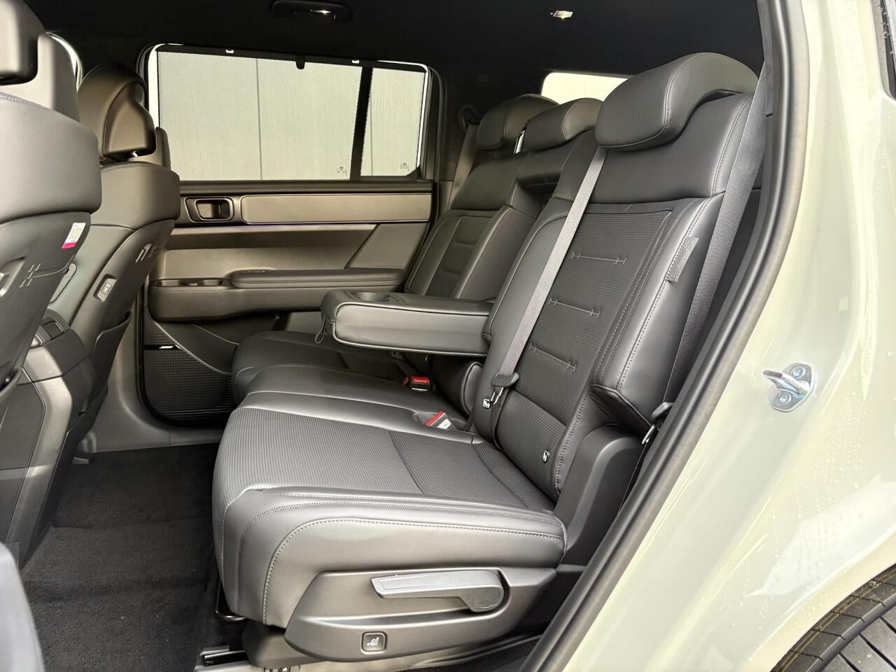 Hyundai SANTA FE 1.6 T-GDI PHEV Black Line 4WD 7p. / Apple Carplay/Android Auto / Stoel verkoeling/verwarming / Lederen bekleding / Airco /