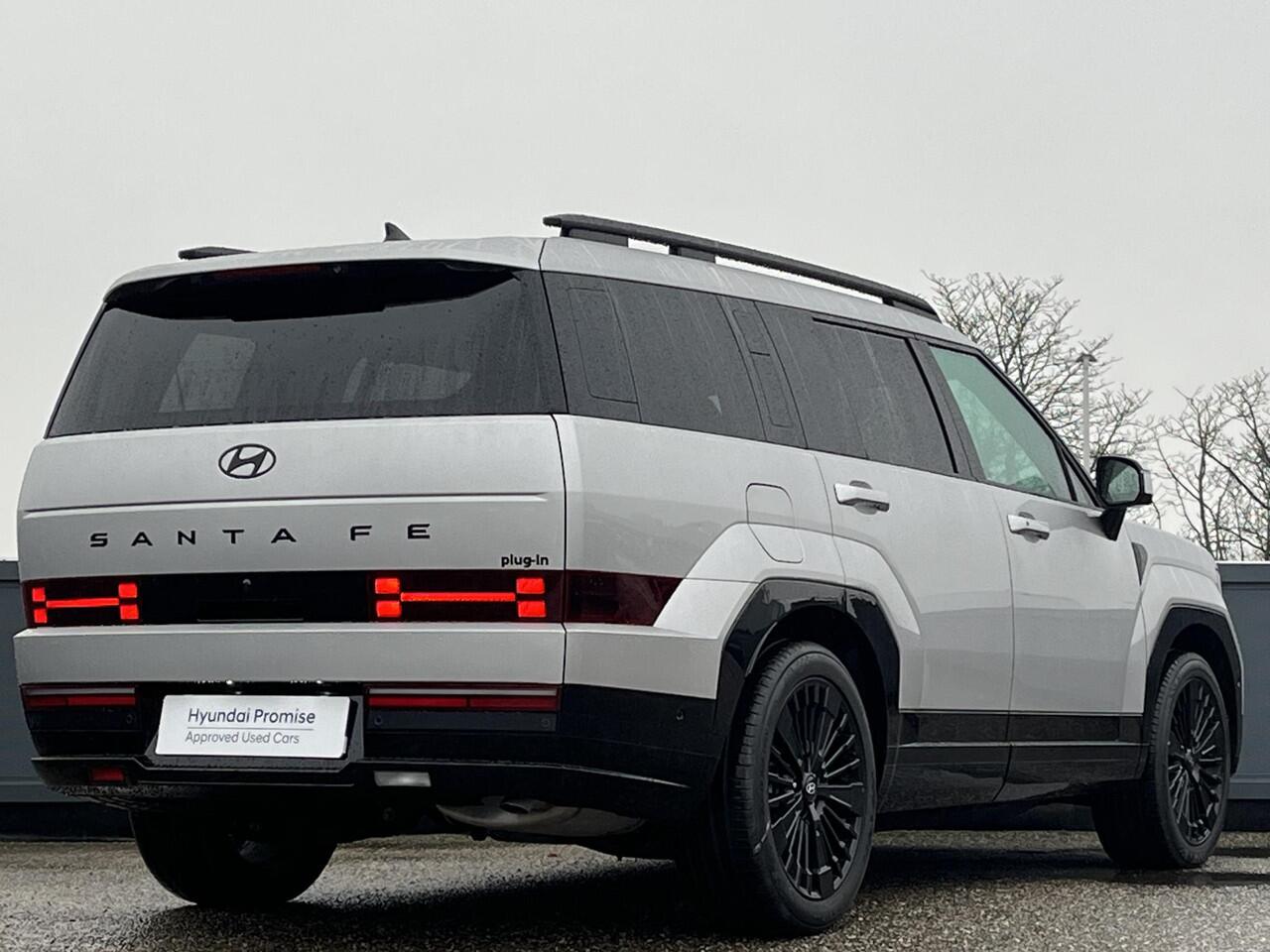 Hyundai SANTA FE Black Line 1.6 T-GDI PHEV 252pk 4WD | 7-PERSOONS | LEDEREN BEKLEDING INCL MEMORY | BLACK PACK | BLIND-SPOT VIEW MONITOR | 20'' LMV DARK TONE LM-VELGEN | BOSE AUDIO |