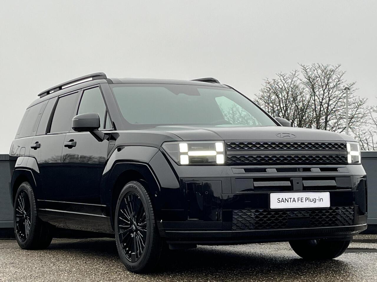 Hyundai SANTA FE Black Line 1.6 T-GDI PHEV 252pk 4WD | 7-PERSOONS | LEDEREN BEKLEDING INCL MEMORY | BLACK PACK | BLIND-SPOT VIEW MONITOR | 20'' LMV DARK TONE LM-VELGEN | BOSE AUDIO |