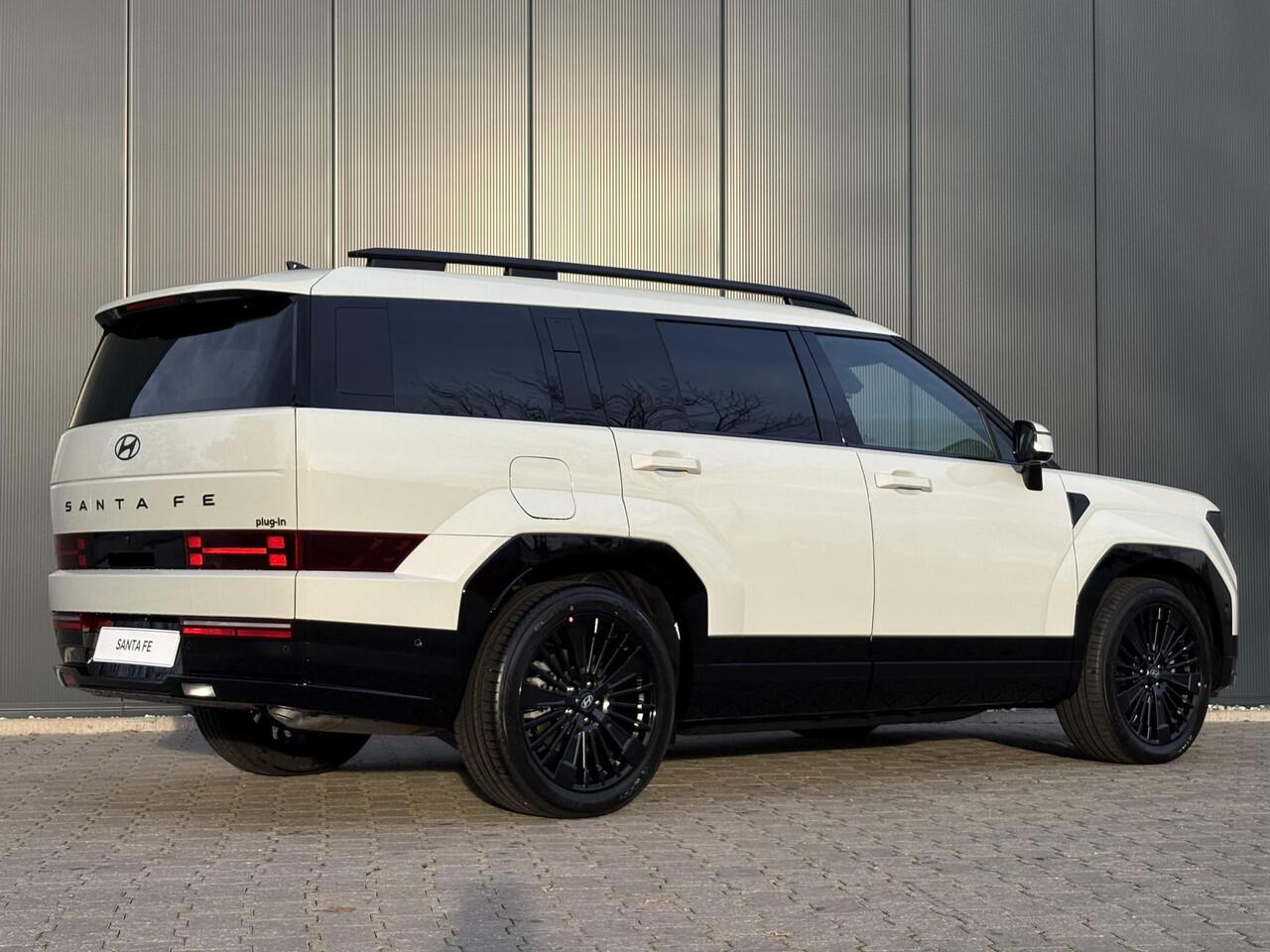 Hyundai SANTA FE 1.6 T-GDI PHEV Black Line 4WD 7p. / Apple Carplay/Android Auto / Stoel verkoeling/verwarming / Lederen bekleding / Airco / ¤ 2500,= voordeel op de nieuwprijs