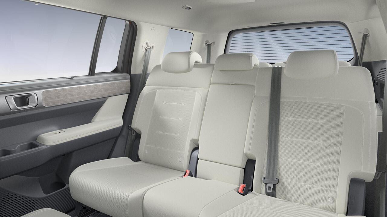 Hyundai SANTA FE 1.6 T-GDI PHEV Comfort Plus 4WD 7p. / Incl. ¤2500,- inruilvoordeel / Navigatie / Apple & Android carplay / Airco / Achteruitrijcamera / levertijd 3 maanden /