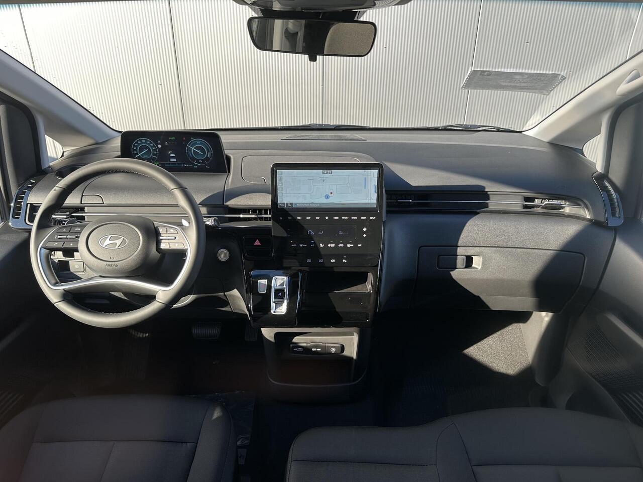Hyundai Staria 1.6 T-GDI HEV / Navigatie / Climate Control / Zijwind Assistent / DAB Radio / Achteruitrijcamera /