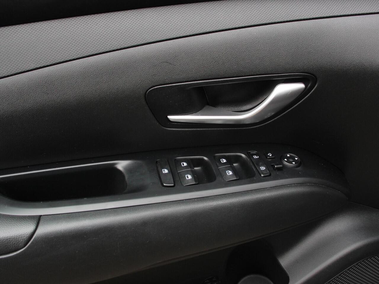 Hyundai TUCSON 1.6 T-GDI PHEV Comfort 4WD Climate control Cruise control Parkeersensoren achter Achteruitrij camera Navigatie LED Apple Carplay/ Android Auto