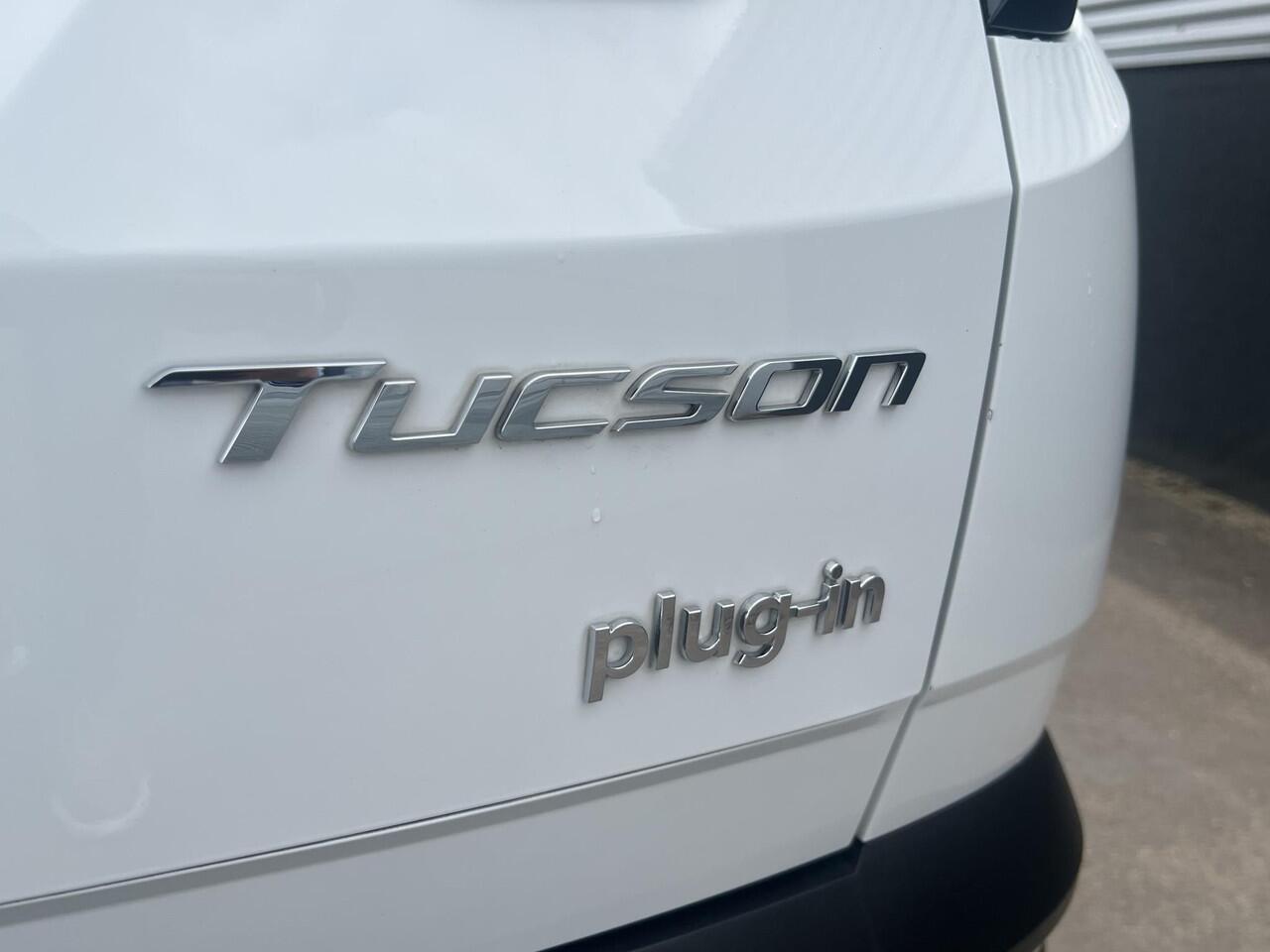 Hyundai TUCSON 1.6 T-GDI PHEV Premium Sky Edition 4WD Hyundai Tucson 1.6 T-GDI PHEV Premium Sky 4WD Schuif/kanteldak, Navigatie, Stoelverwarming, Parkeersensoren voor + Achter, Dodehoekdetectie, Climate control, BTW-Auto