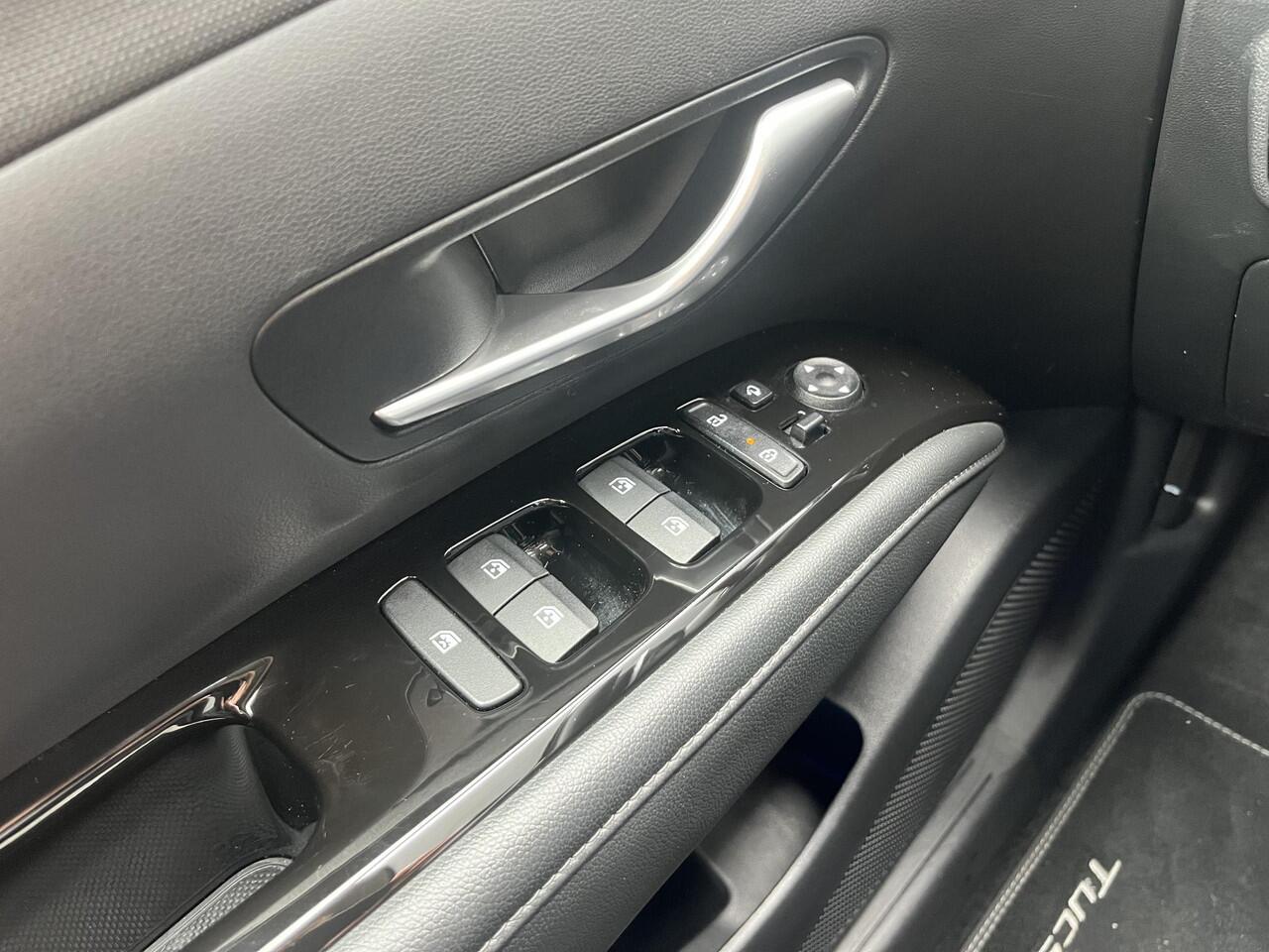 Hyundai TUCSON 1.6 T-GDI PHEV Comfort 4WD / Dealer onderhouden / Navigatie / Apple carplay & Android auto / Stoelverwarming / Adaptieve cruise control / Climate control / 19" Licht metalenvelgen /